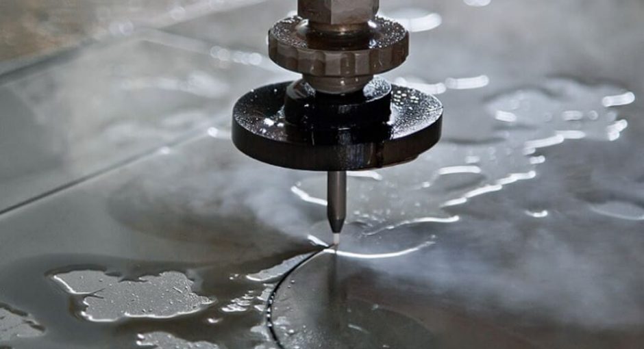 La découpe au jet d'eau : précision et polyvalence pour tous les projets